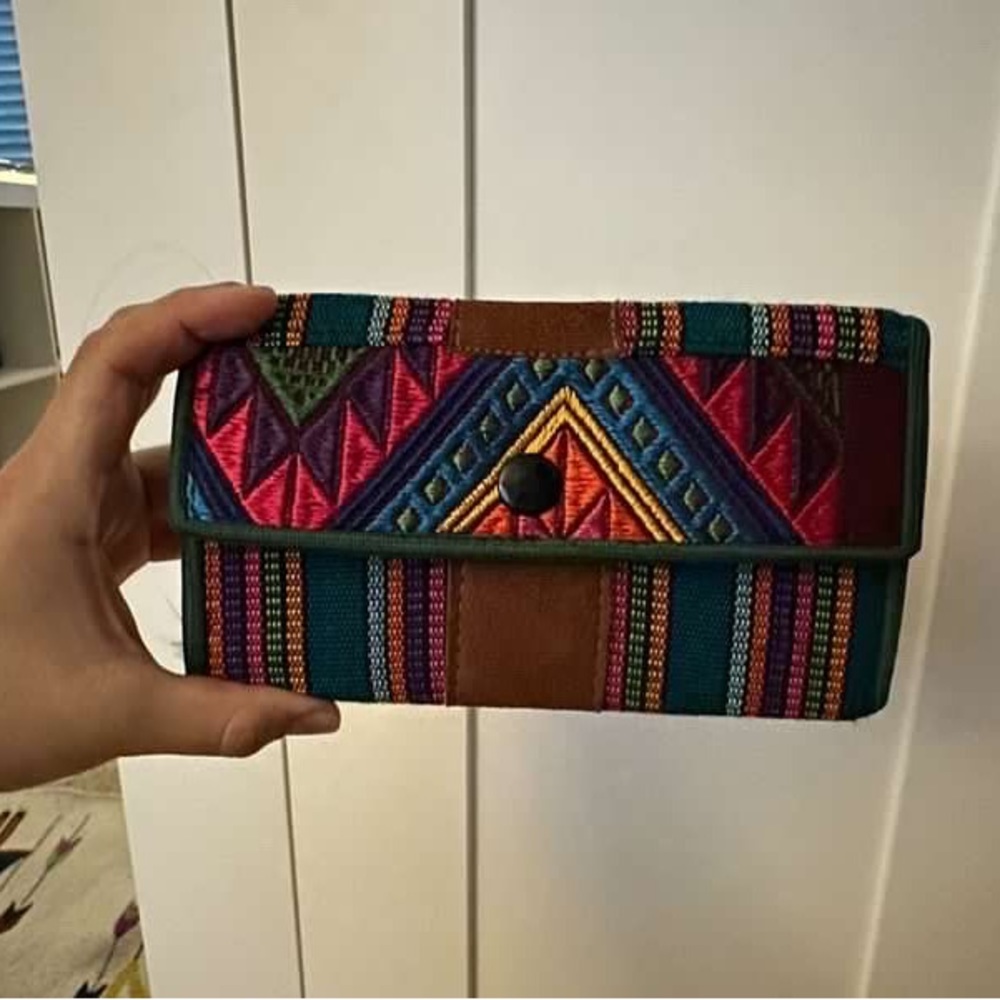 Embroidered wallet - Picture 2 of 2